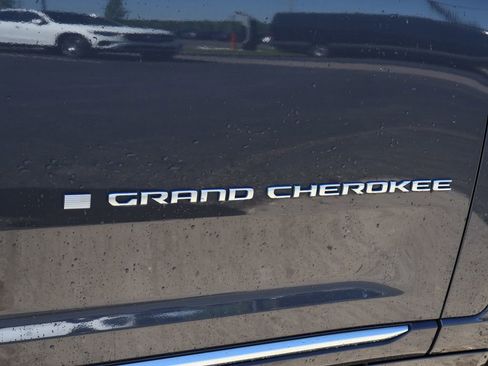 Used 2022 Jeep Grand Cherokee Summit AWD/4WD image 10