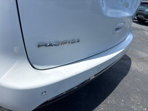 Used 2023 Chrysler Pacifica Touring-L FWD image 12
