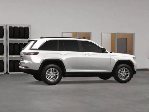 Used 2024 Jeep Grand Cherokee Laredo image 6