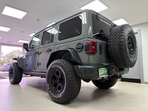 Used 2019 Jeep Wrangler Unlimited Sahara w/ Uconnect 4C Nav & Sound Group AWD/4WD image 5