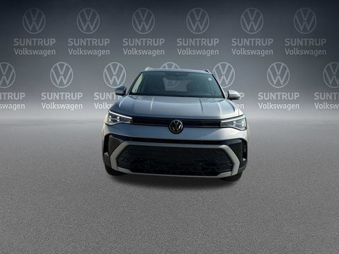 Used 2025 Volkswagen Taos SE w/ Panoramic Sunroof Package AWD/4WD image 11
