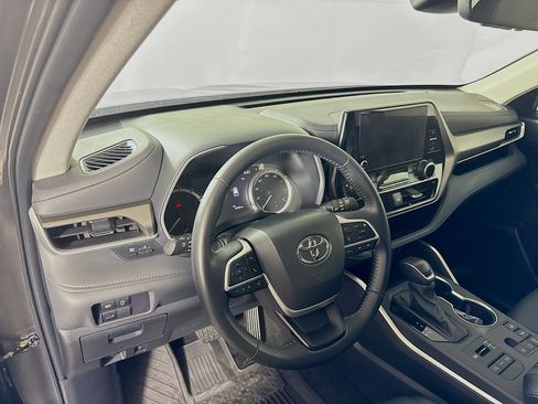 Certified 2025 Toyota Highlander image 9