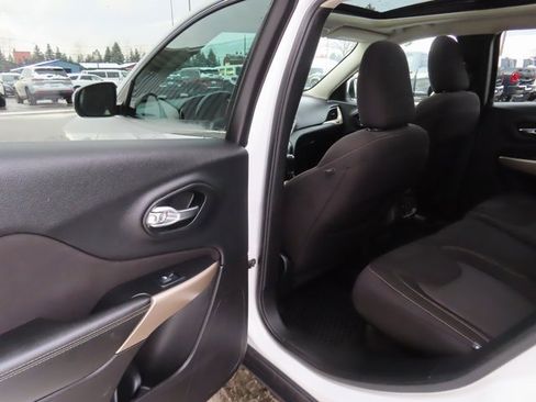 Used 2018 Jeep Cherokee Latitude w/ Comfort & Convenience Group image 19