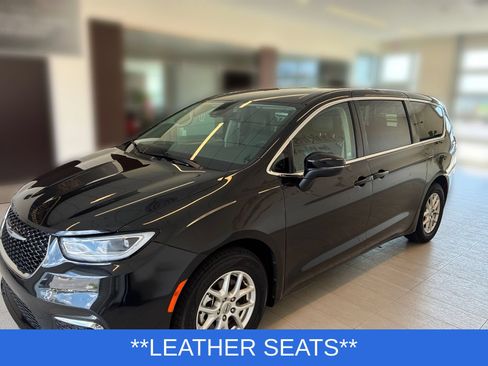 Used 2023 Chrysler Pacifica Touring-L FWD image 4