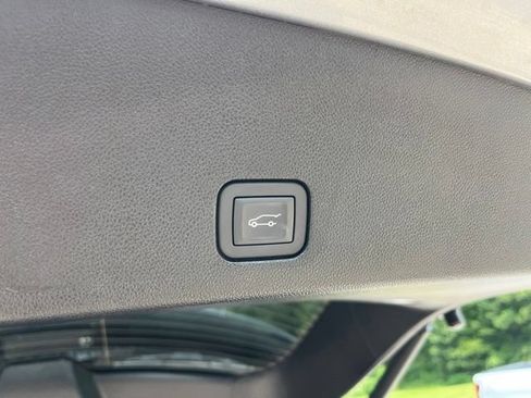 Used 2025 Cadillac XT6 Luxury FWD image 6