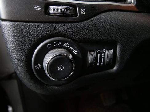 Used 2020 Jeep Cherokee Trailhawk w/ Cold Weather Group AWD/4WD image 17