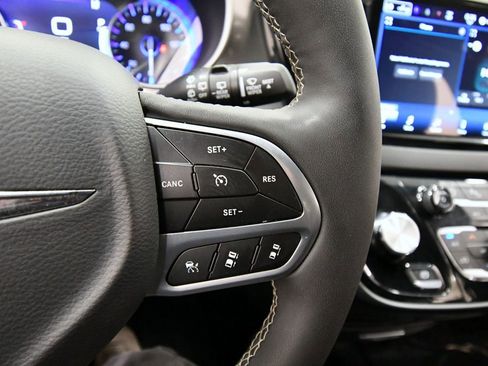 Used 2025 Chrysler Pacifica Select FWD image 23