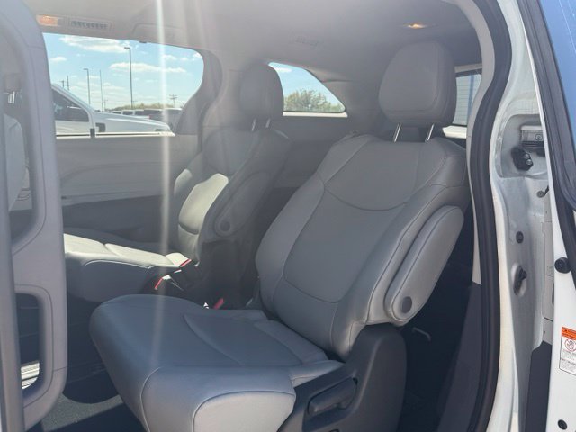 Used 2024 Toyota Sienna XLE FWD image 2
