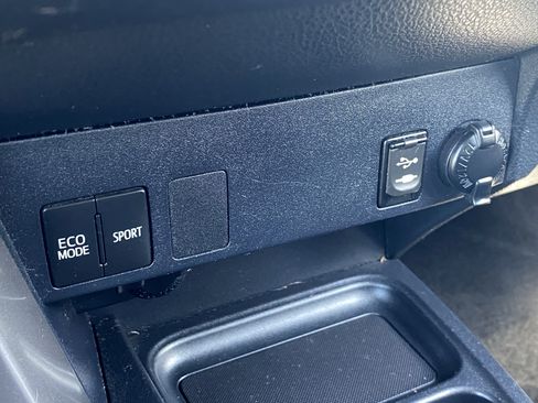 Used 2018 Toyota RAV4 LE w/ Carpet Mat Package AWD/4WD image 25