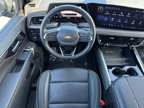 Used 2025 Chevrolet Suburban Premier image 16