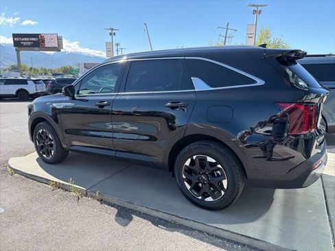 Certified 2025 Kia Sorento S w/ Panoramic Sunroof Package AWD/4WD image 3