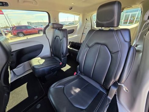 Used 2023 Chrysler Pacifica Touring-L FWD image 12