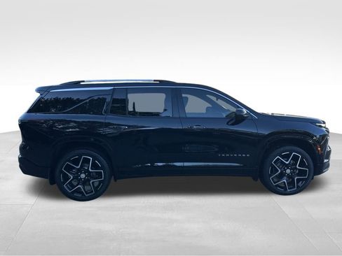 Used 2025 Chevrolet Traverse High Country w/ LPO, Floor Liner Package AWD/4WD image 7