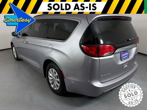 Used 2017 Chrysler Pacifica Touring-L FWD image 6