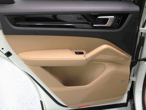 Used 2019 Porsche Cayenne image 43
