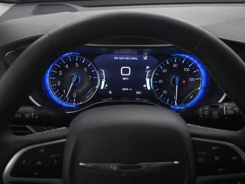 Used 2024 Chrysler Pacifica Limited FWD image 26