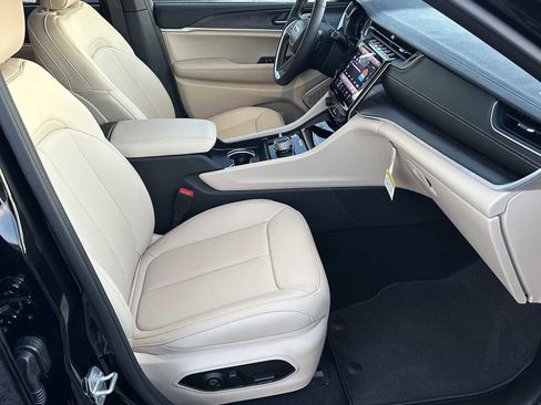 New 2025 Jeep Grand Cherokee Limited w/ Luxury Tech Group II image 13