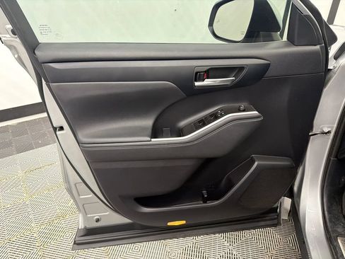Used 2023 Toyota Highlander XLE FWD image 11