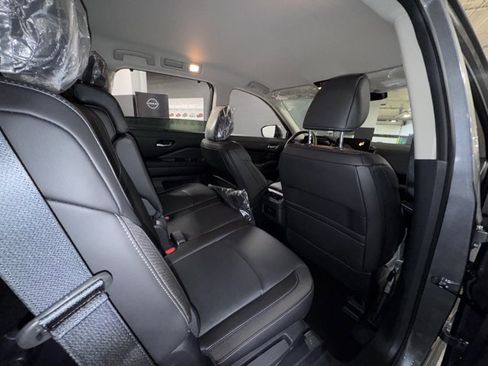 New 2025 Nissan Pathfinder SL image 8