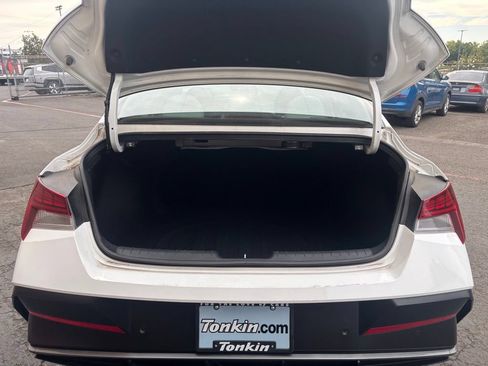 Certified 2024 Hyundai Elantra Limited FWD image 19