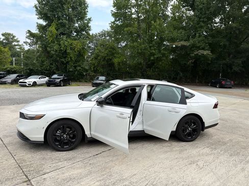Used 2025 Honda Accord SE image 18