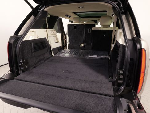 Used 2025 Land Rover Range Rover Long Wheelbase SE image 42