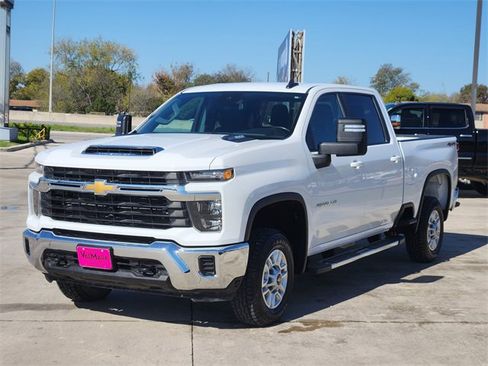 Used 2024 Chevrolet Silverado 2500 LT image 3