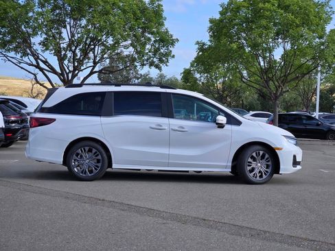 New 2026 Honda Odyssey Touring image 3
