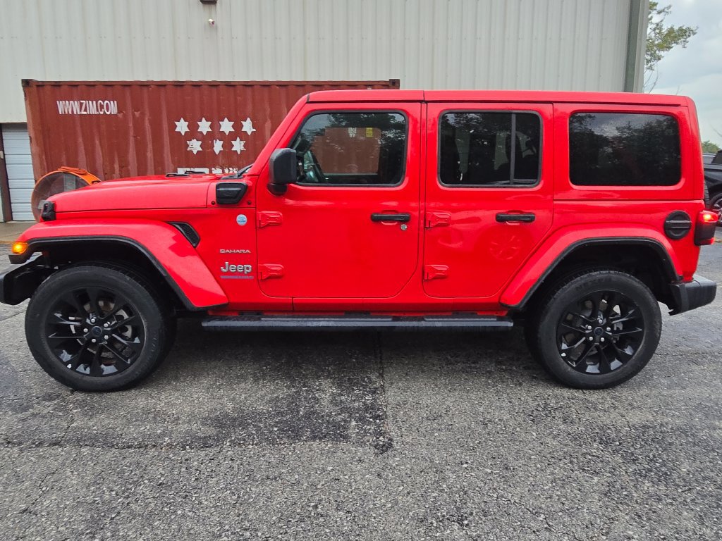 Used 2024 Jeep Wrangler Unlimited Sahara AWD/4WD image 3