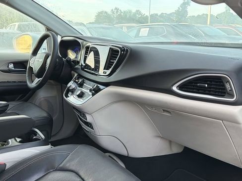 Used 2022 Chrysler Pacifica Touring-L FWD image 26