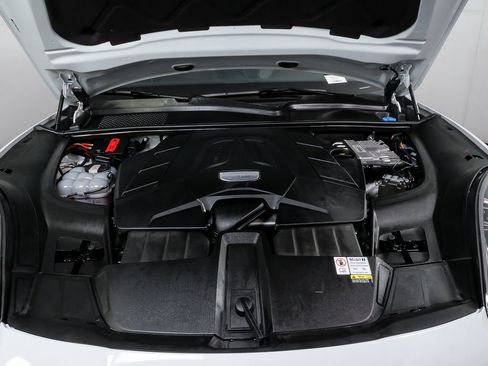 Certified 2023 Porsche Cayenne Platinum Edition image 37