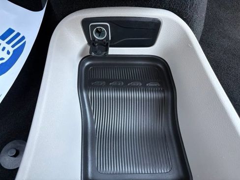 Used 2024 Chrysler Pacifica Touring-L FWD image 32
