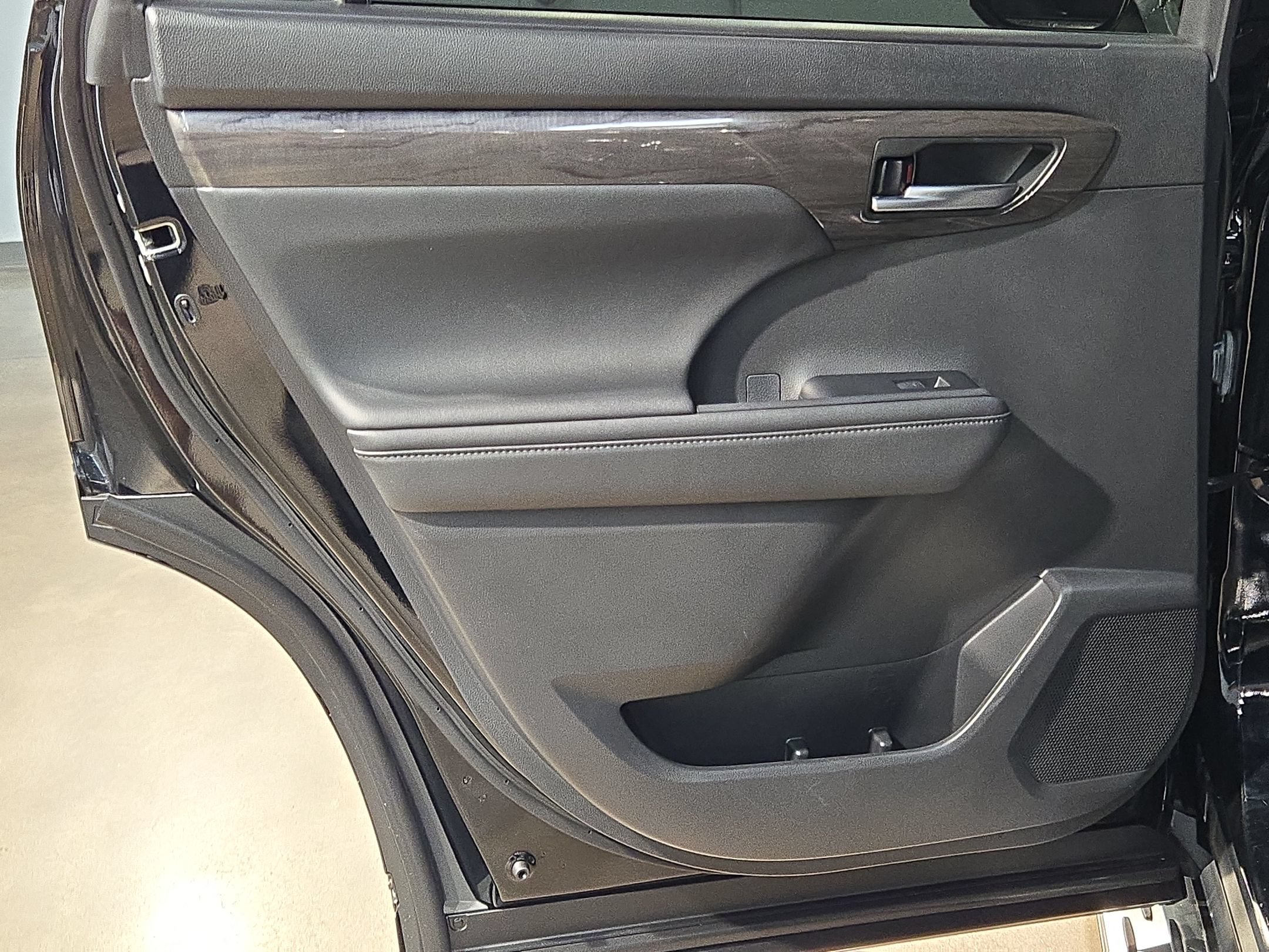 Used 2022 Toyota Highlander Limited FWD image 34