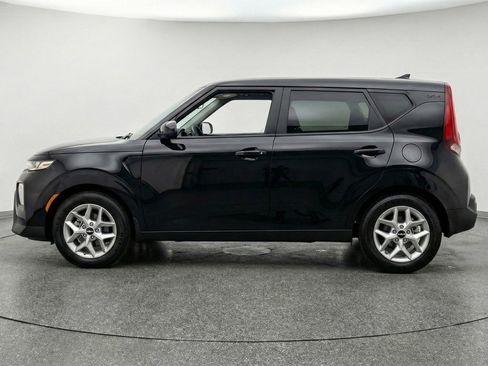 Used 2025 Kia Soul LX w/ LX Technology Package FWD image 5