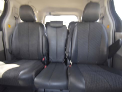 Used 2011 Toyota Sienna SE w/ Preferred Pkg FWD image 12