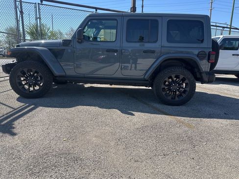 Used 2025 Jeep Wrangler Unlimited Sahara AWD/4WD image 2