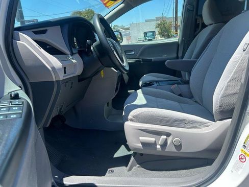 Used 2019 Toyota Sienna LE w/ Carpet Mat Package FWD image 6