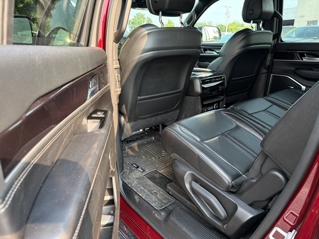 Used 2024 Jeep Wagoneer 4WD w/ Premium Group I image 13