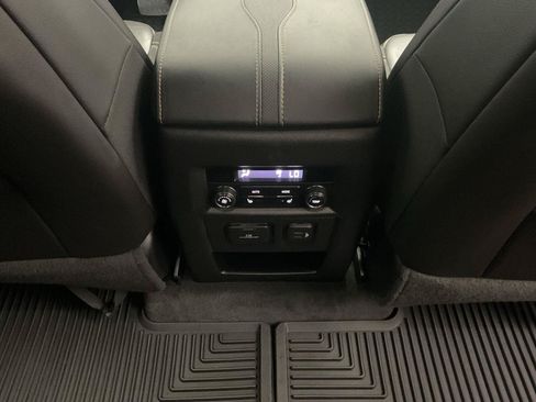 Used 2020 Chevrolet Traverse Premier FWD image 31