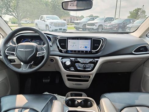 Used 2023 Chrysler Pacifica Touring-L FWD image 15