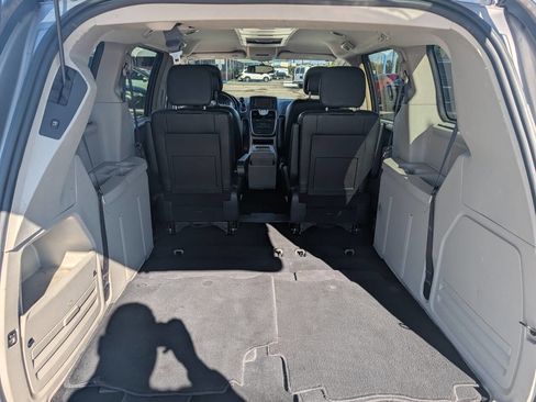 Used 2016 Chrysler Town & Country Touring image 16