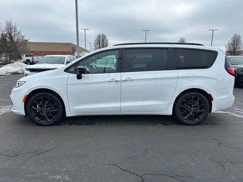 New 2026 Chrysler Pacifica Limited w/ S Appearance Package FWD image 4