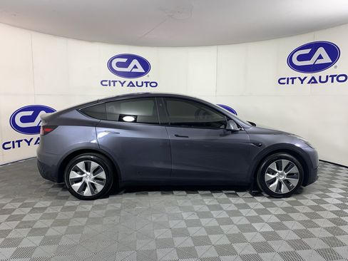 Used 2023 Tesla Model Y Long Range AWD/4WD image 2