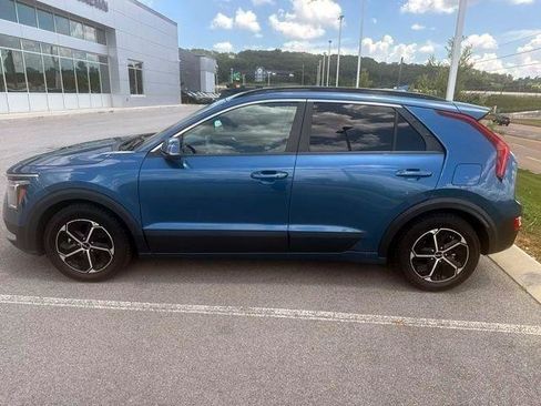 Used 2023 Kia Niro EX FWD image 2