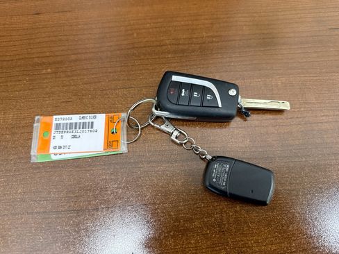 Used 2020 Toyota Corolla LE image 12