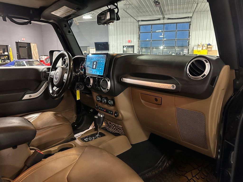 Used 2015 Jeep Wrangler Unlimited Sahara w/ Connectivity Group AWD/4WD image 29