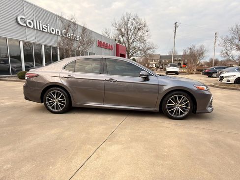 Used 2022 Toyota Camry XLE image 2