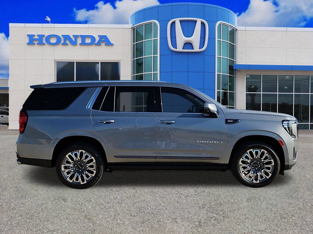 Used 2023 GMC Yukon Denali Ultimate AWD/4WD image 2