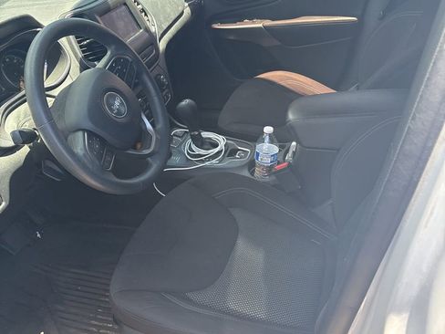 Used 2019 Jeep Cherokee Latitude w/ Popular Appearance Group AWD/4WD image 3