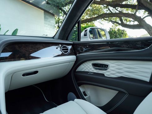 Certified 2025 Bentley Bentayga image 31